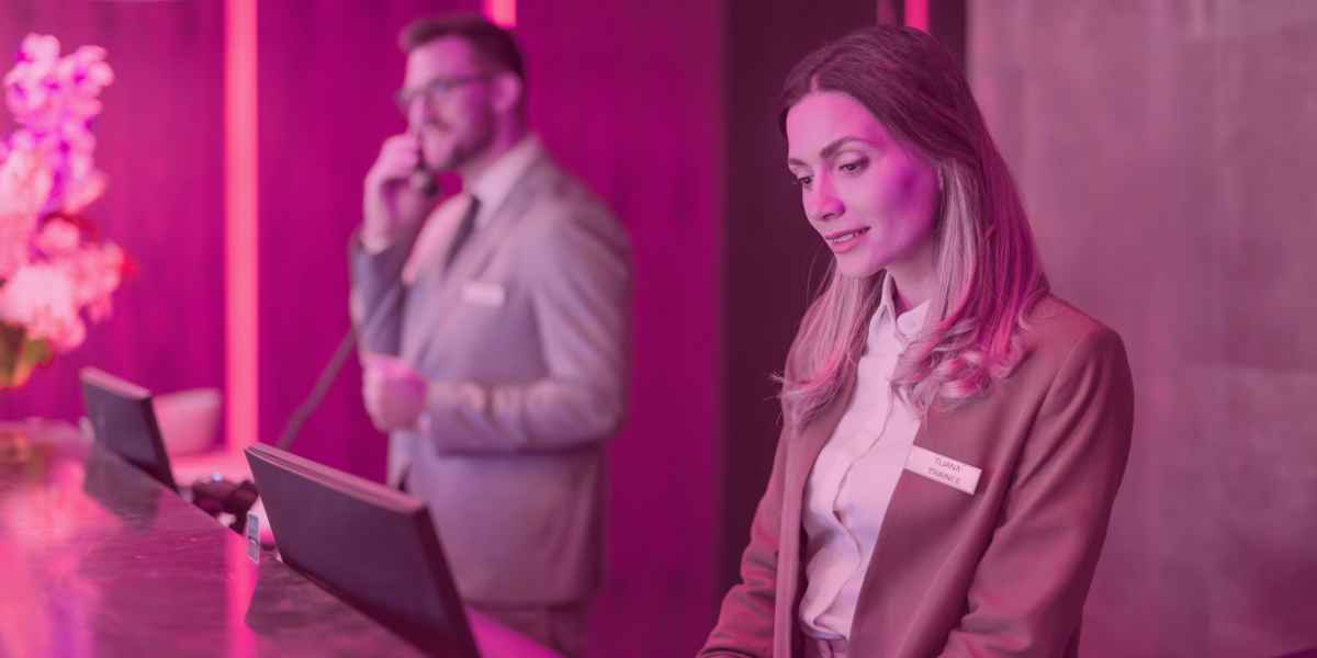Recepcionista utilizando una centralita virtual y telefonía IP para hoteles