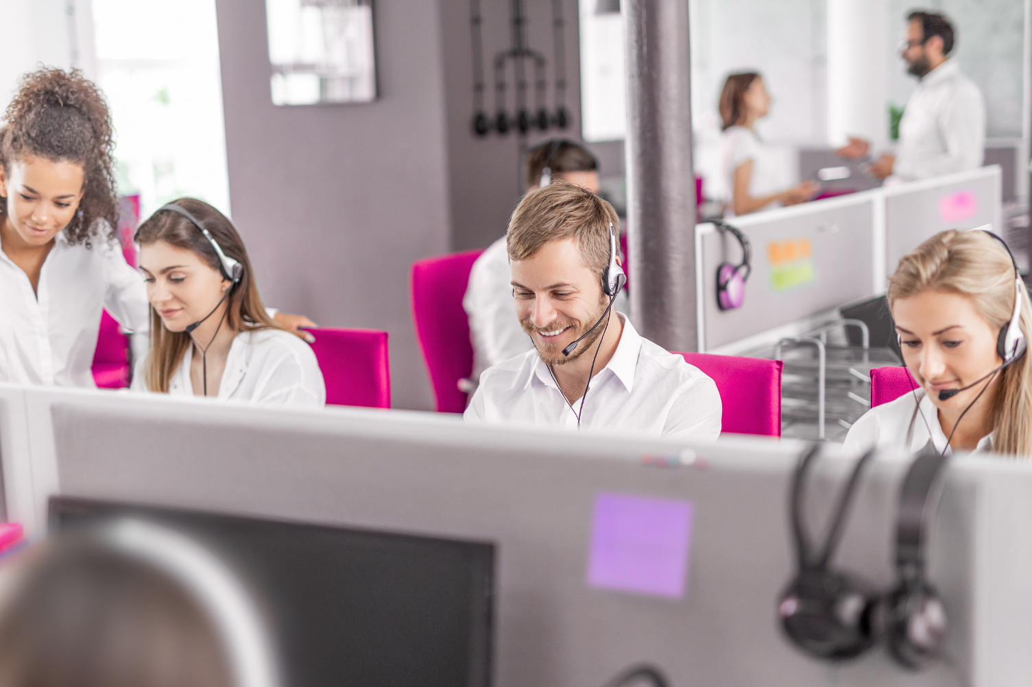 alt="Agente de call center gestionando llamadas de forma eficiente con la interfaz de la centralita virtual IP4Business en una oficina moderna."