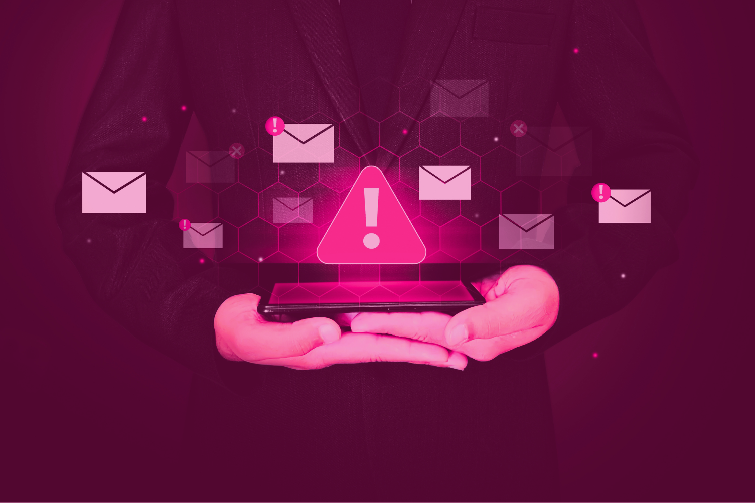 Persona sosteniendo un móvil con varios avisos de llamadas de spam en la pantalla